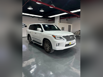 Lexus  LX  570  2013  Automatic  189,000 Km  8 Cylinder  Four Wheel Drive (4WD)  SUV  White