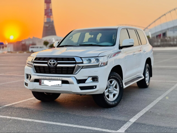 Toyota  Land Cruiser  GXR  2017  Automatic  320,000 Km  8 Cylinder  Four Wheel Drive (4WD)  SUV  White