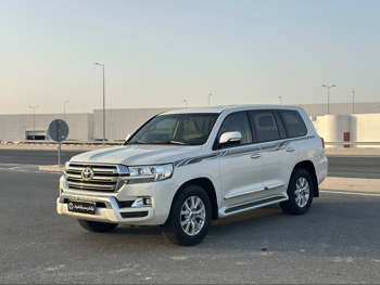 Toyota Land Cruiser GXR 2017 Automatic 210,000 Km 8 Cylinder Four Wheel Drive (4WD) SUV White