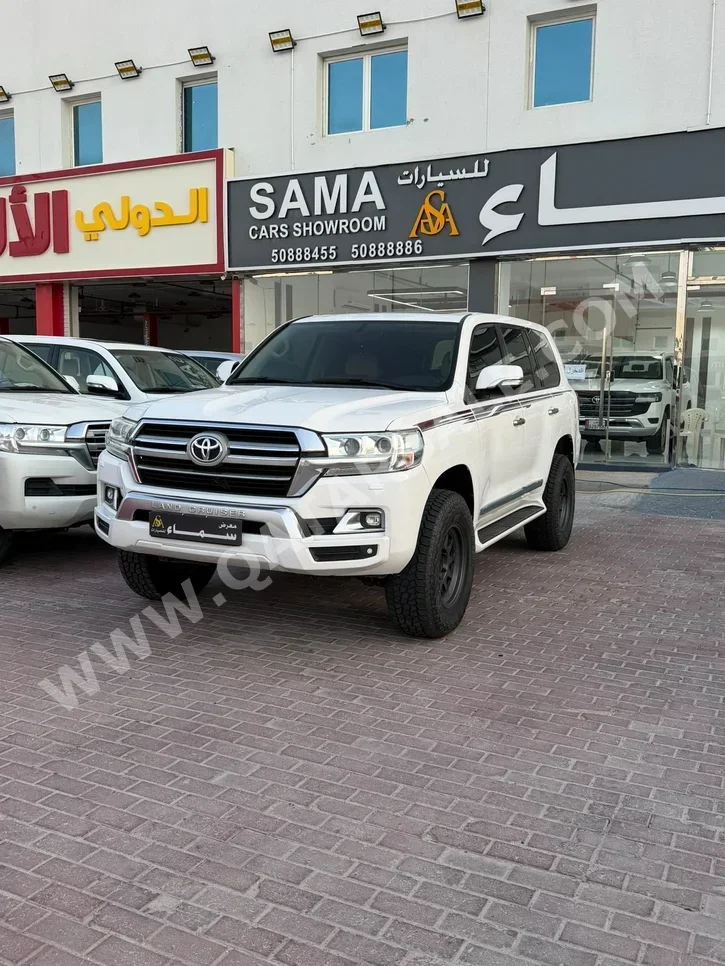 Toyota  Land Cruiser  GXR  2016  Automatic  320,000 Km  8 Cylinder  Four Wheel Drive (4WD)  SUV  White