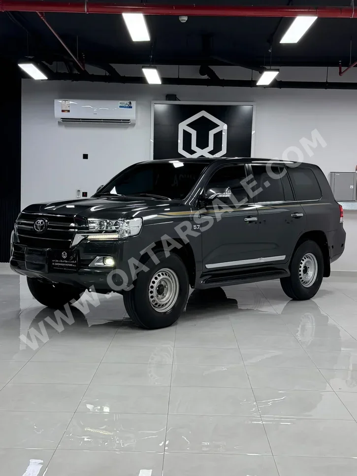 Toyota Land Cruiser VXR 2018 Automatic 300,000 Km 8 Cylinder Four Wheel Drive (4WD) SUV Gray