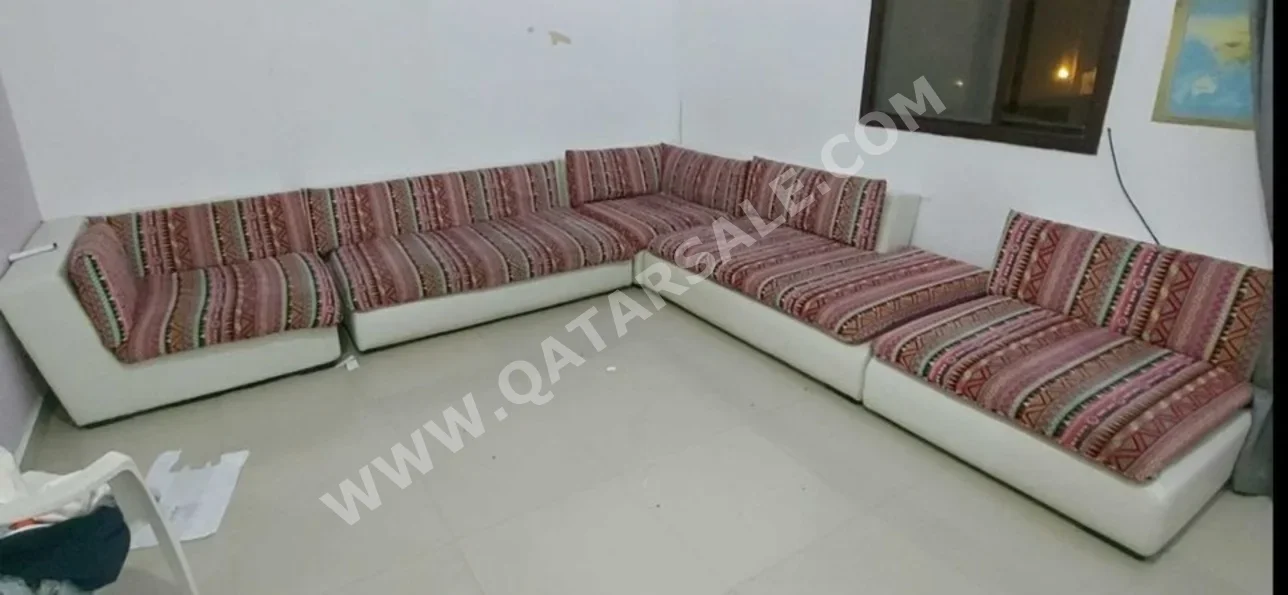 الأرائك والكنب والكراسي شكل L