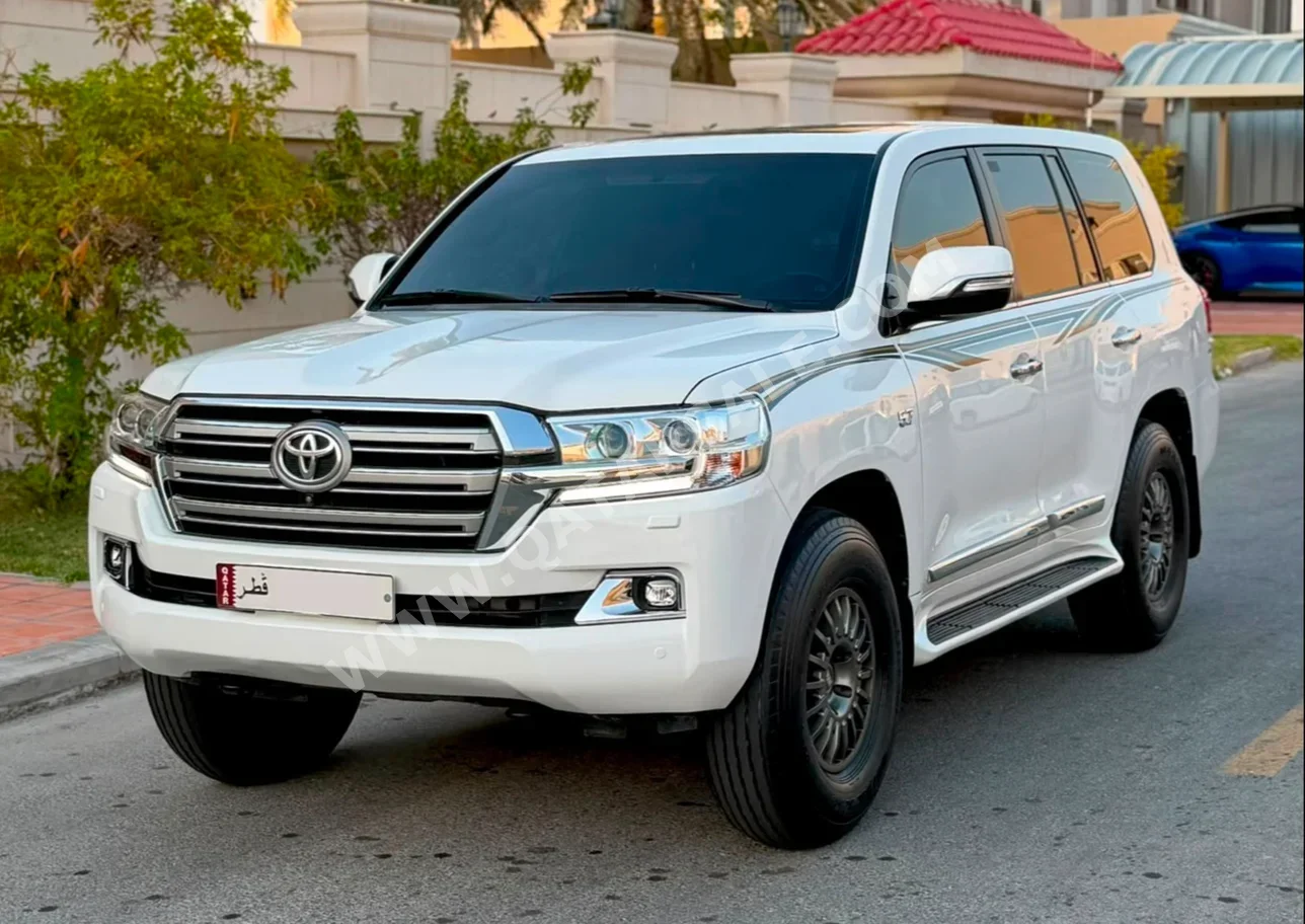 Toyota  Land Cruiser  VXR  2017  Automatic  375,000 Km  8 Cylinder  Four Wheel Drive (4WD)  SUV  White