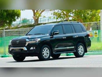 Toyota Land Cruiser GXR Black Edition 2017 Automatic 293,000 Km 8 Cylinder Four Wheel Drive (4WD) SUV Black