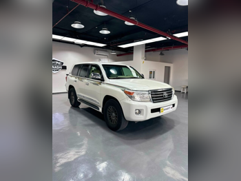 Toyota Land Cruiser GXR 2015 Automatic 262,000 Km 8 Cylinder Four Wheel Drive (4WD) SUV White