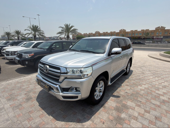 Toyota Land Cruiser GXR 2016 Automatic 215,000 Km 8 Cylinder Four Wheel Drive (4WD) SUV Silver