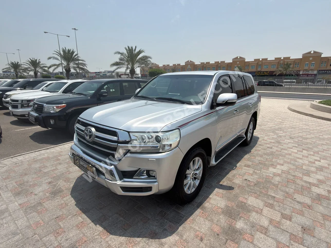Toyota  Land Cruiser  GXR  2016  Automatic  215,000 Km  8 Cylinder  Four Wheel Drive (4WD)  SUV  Silver