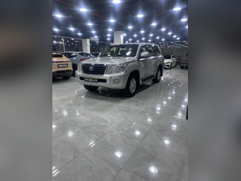 Toyota  Land Cruiser  GX  2013  Automatic  600,000 Km  6 Cylinder  Four Wheel Drive (4WD)  SUV  Silver