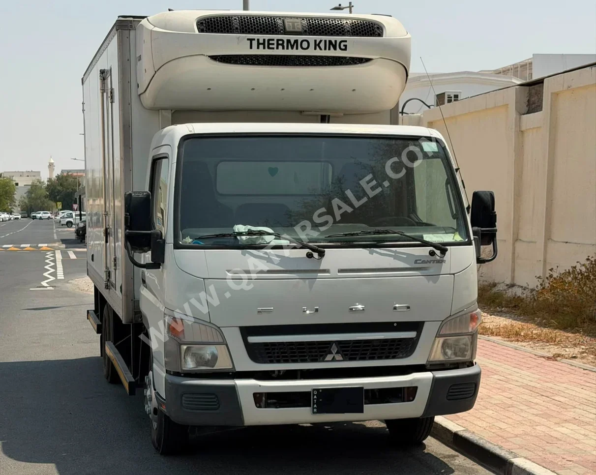 ميتسوبيشي فوزو كنتر 2021 عادي 230,000 كم 4 سلندر دفع خلفي ثلاجة أبيض