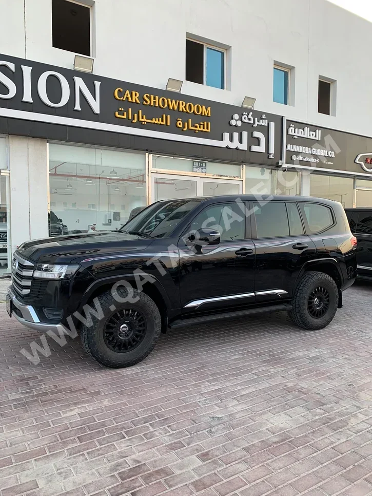 تويوتا لاند كروزر جي اكس ار 2024 اوتوماتيك 68,000 كم 6 سلندر دفع رباعي اس يو في أسود تحت الضمان