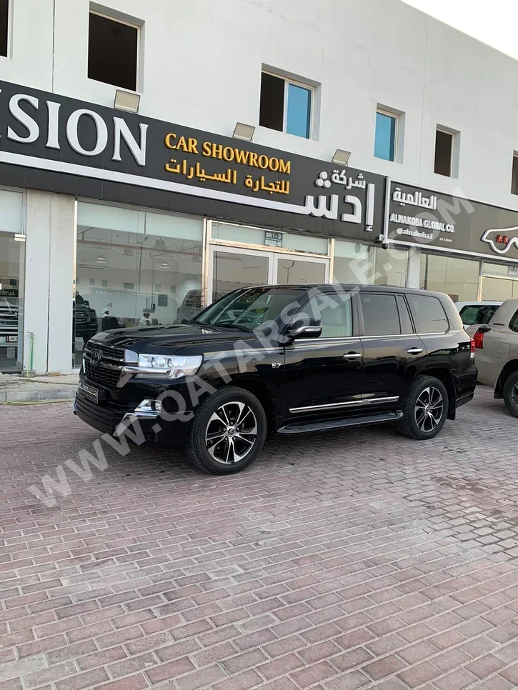 تويوتا  لاند كروزر  في اكس ار  2021  اوتوماتيك  160,000 كم  8 سلندر  دفع رباعي  اس يو في  أسود