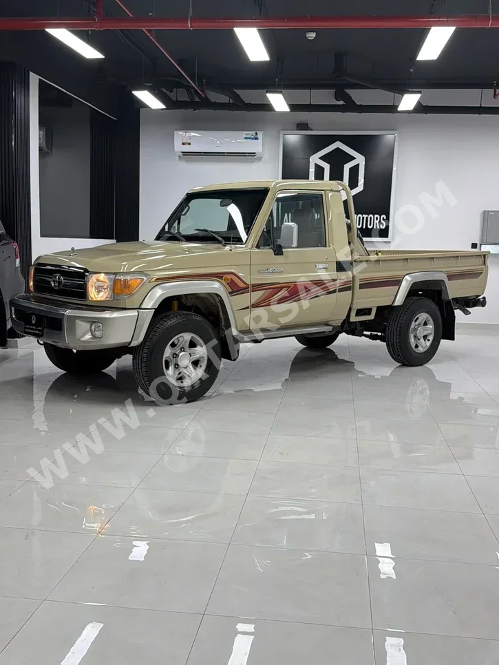 Toyota Land Cruiser LX 2010 Manual 281,000 Km 6 Cylinder Four Wheel Drive (4WD) Pick Up Beige