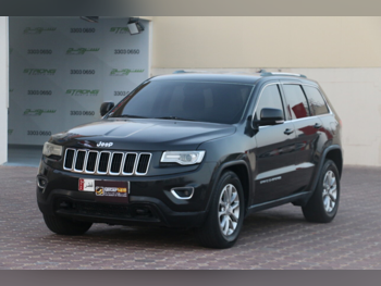 جييب لاريدو 2014 اوتوماتيك 145,000 كم 8 سلندر دفع رباعي اس يو في أسود