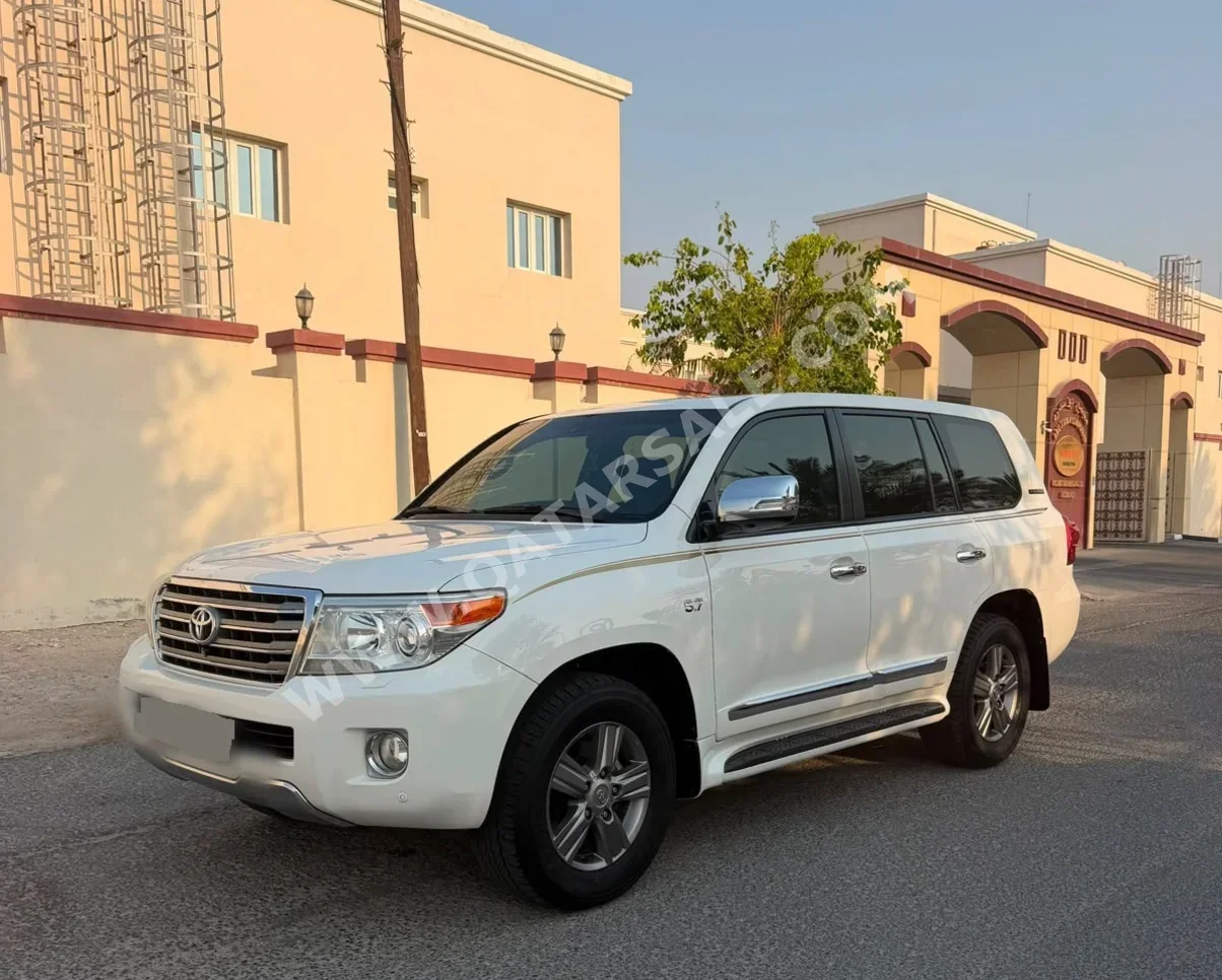 Toyota Land Cruiser VXR 2015 Automatic 231,000 Km 8 Cylinder Four Wheel Drive (4WD) SUV White