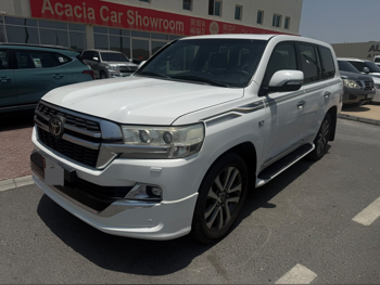 Toyota  Land Cruiser  VXR  2019  Automatic  194,000 Km  8 Cylinder  Four Wheel Drive (4WD)  SUV  White