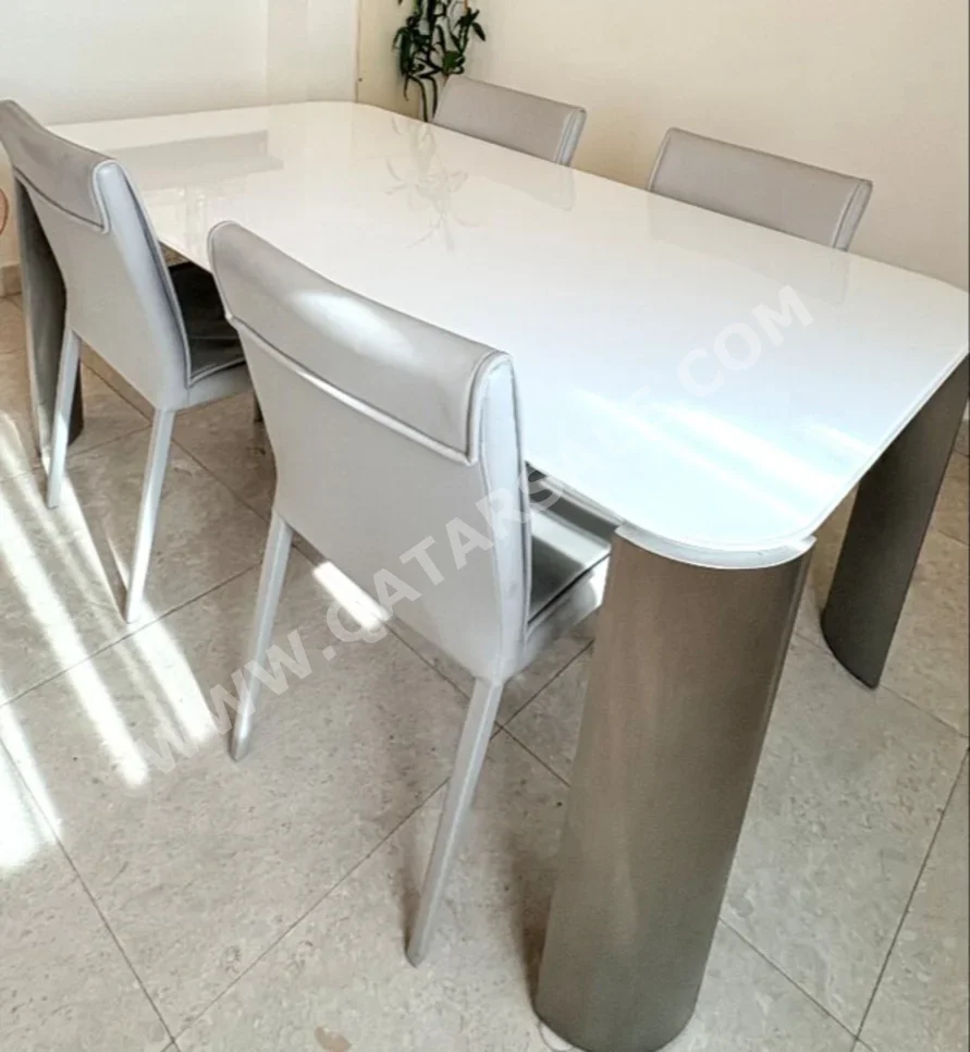 طاولة طعام مع كراسي