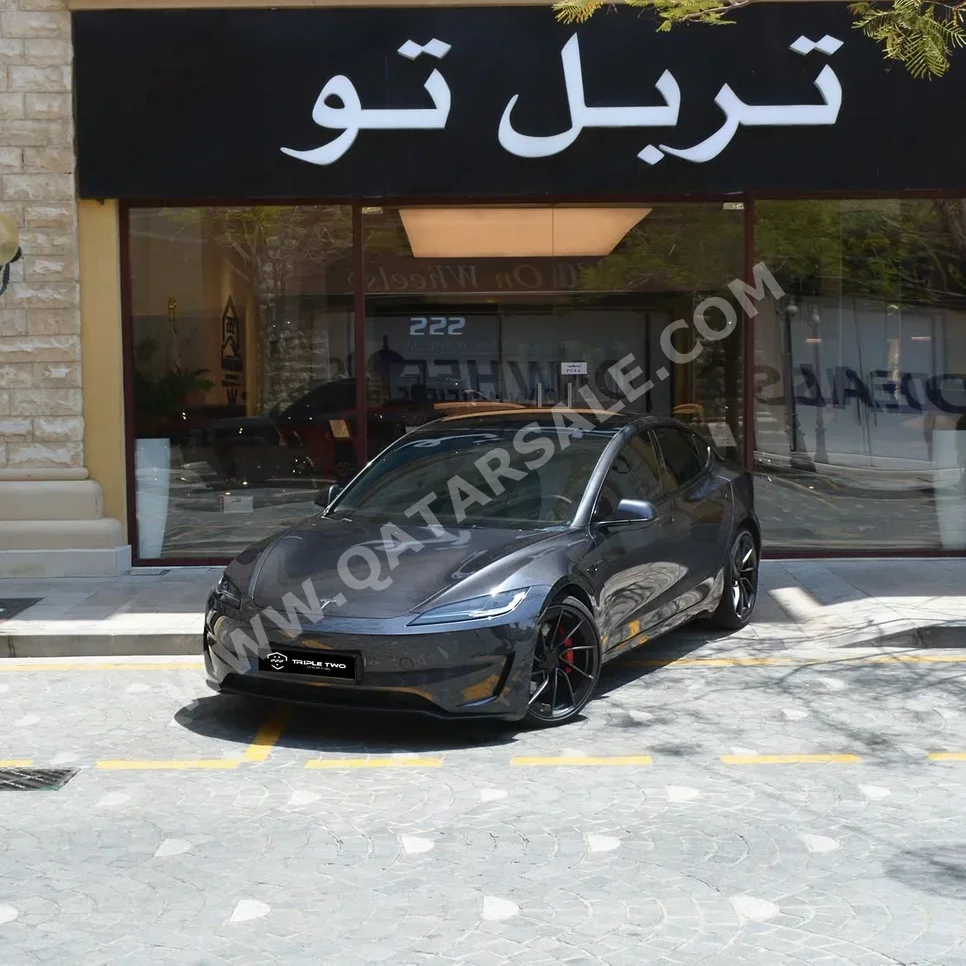 تسلا مودل 3 بيرفورمانس 2025 اوتوماتيك 46,000 كم 0 سلندر دفع كلي مستمر سيدان رمادي تحت الضمان