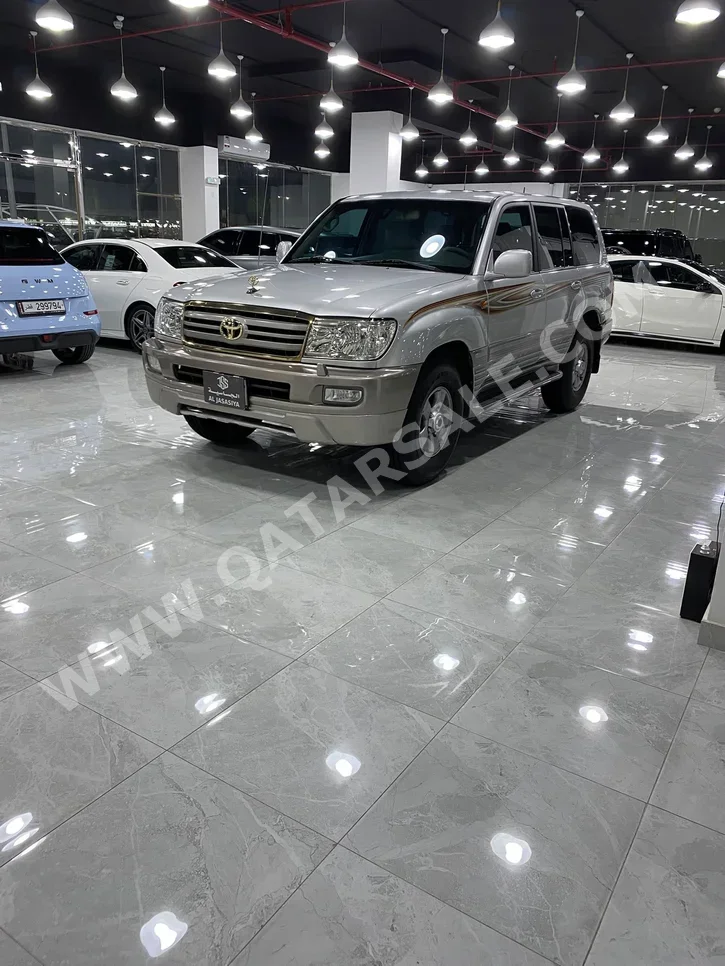 تويوتا لاند كروزر جي اكس 2006 عادي 635,000 كم 6 سلندر دفع رباعي اس يو في فضي