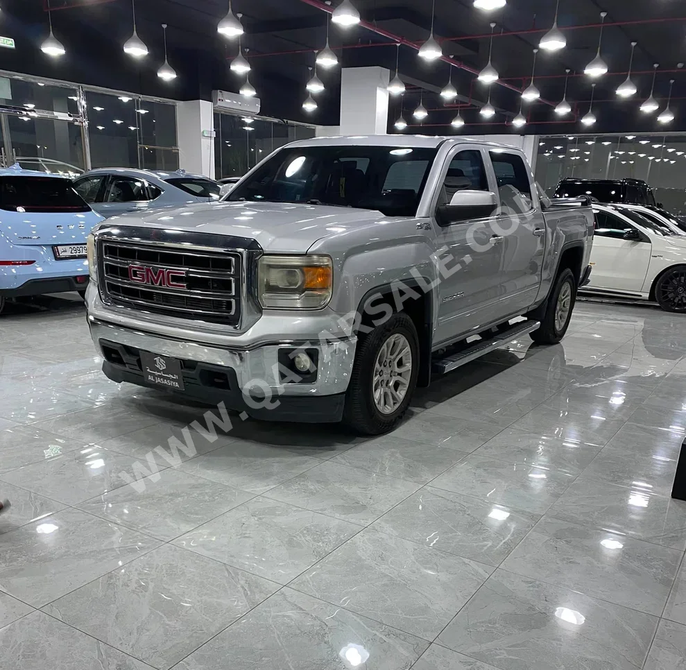 GMC Sierra SLE 2014 Automatic 294,000 Km 8 Cylinder Four Wheel Drive (4WD) Pick Up Silver