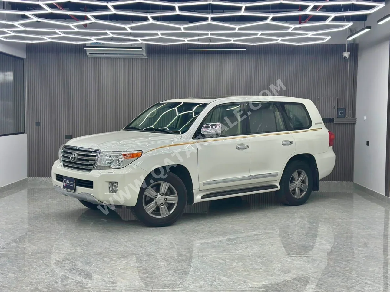 Toyota Land Cruiser VXR 2015 Automatic 286,000 Km 8 Cylinder Four Wheel Drive (4WD) SUV White