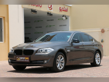 بي ام دبليو الفئة - الخامسة 520i 2012 اوتوماتيك 220,000 كم 4 سلندر دفع خلفي سيدان رمادي