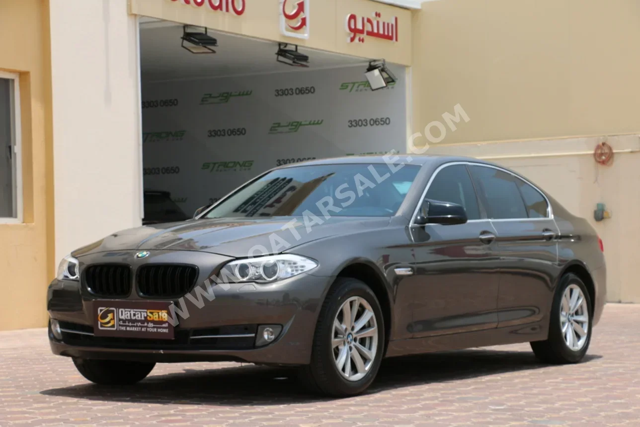 بي ام دبليو الفئة - الخامسة 520i 2012 اوتوماتيك 220,000 كم 4 سلندر دفع خلفي سيدان رمادي