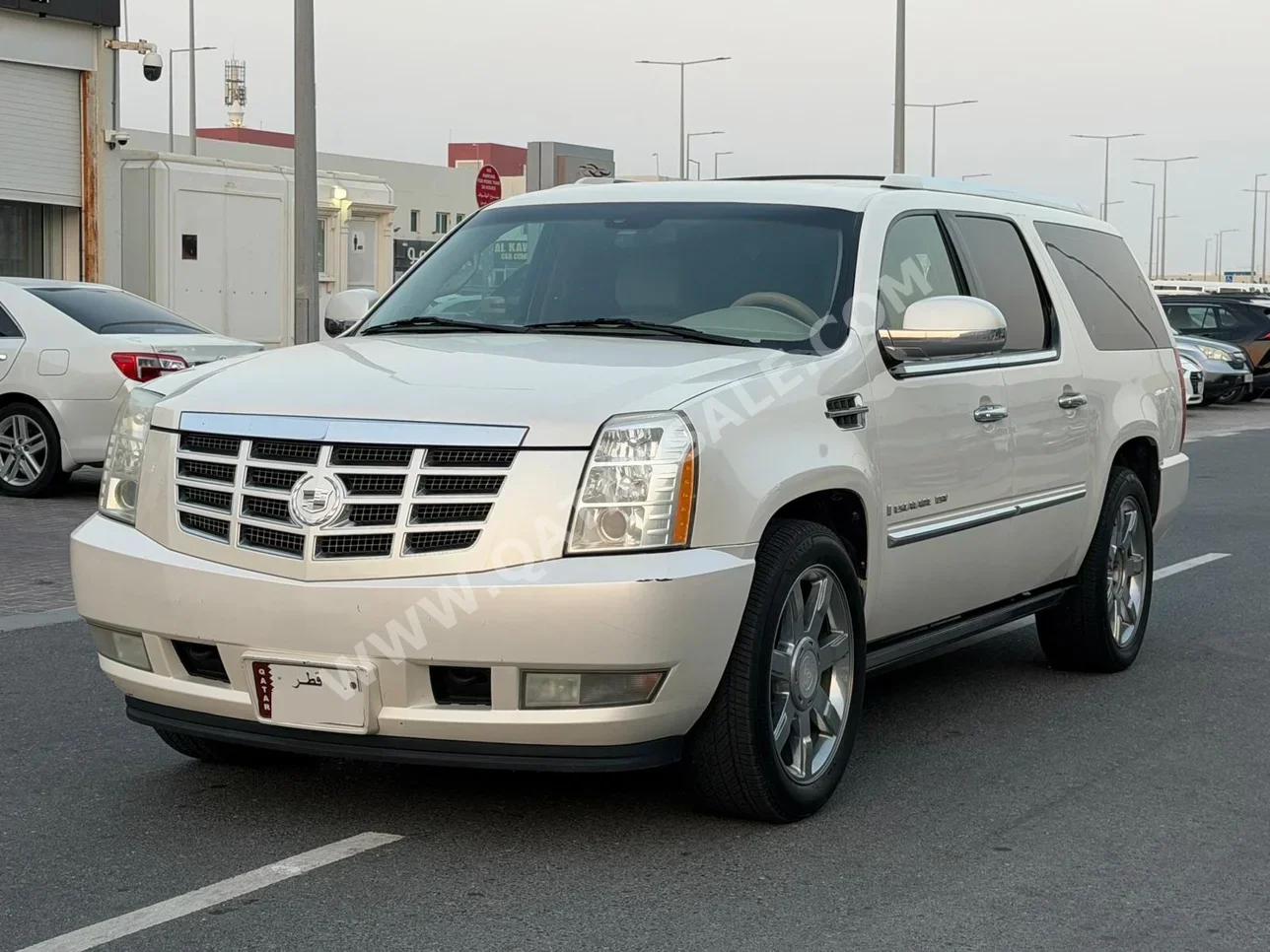 كاديلاك اسكيليد 2009 اوتوماتيك 246,000 كم 8 سلندر دفع رباعي اس يو في أبيض