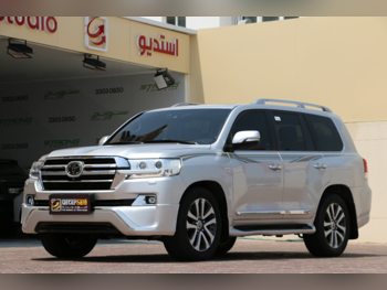 Toyota Land Cruiser VXR 2017 Automatic 250,000 Km 8 Cylinder Four Wheel Drive (4WD) SUV Silver
