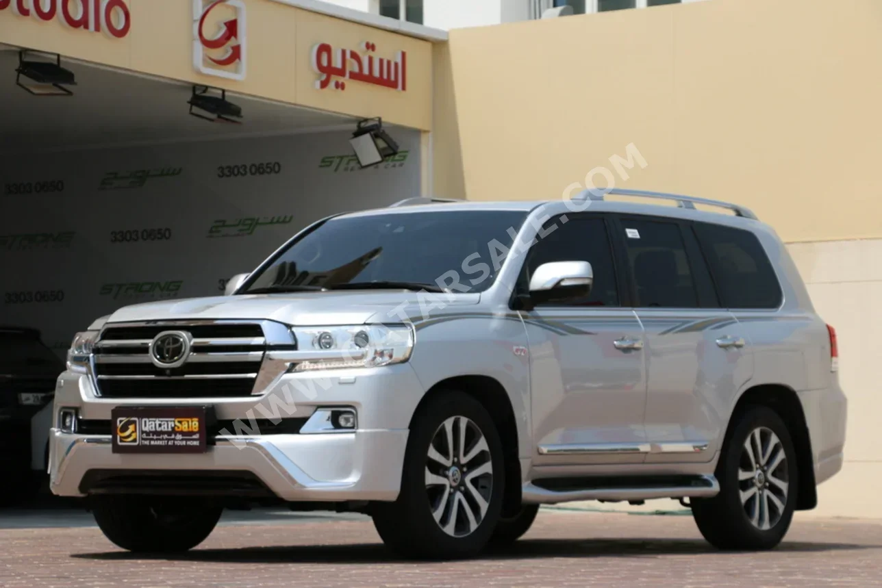 Toyota Land Cruiser VXR 2017 Automatic 250,000 Km 8 Cylinder Four Wheel Drive (4WD) SUV Silver
