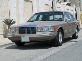 Lincoln Town Car 1993 Automatic 200,000 Km 4 Cylinder Rear Wheel Drive (RWD) Sedan Gold