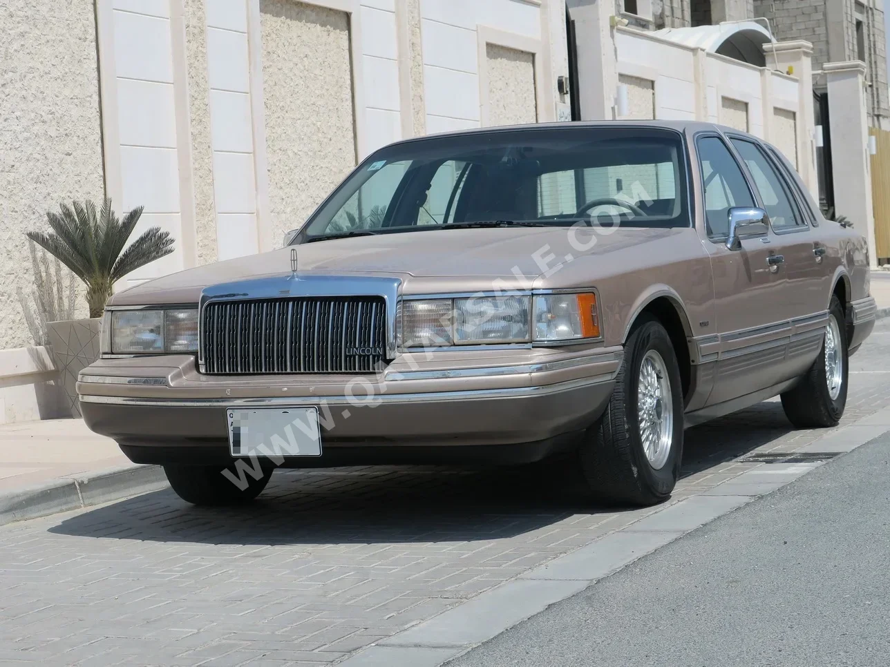 Lincoln Town Car 1993 Automatic 200,000 Km 4 Cylinder Rear Wheel Drive (RWD) Sedan Gold