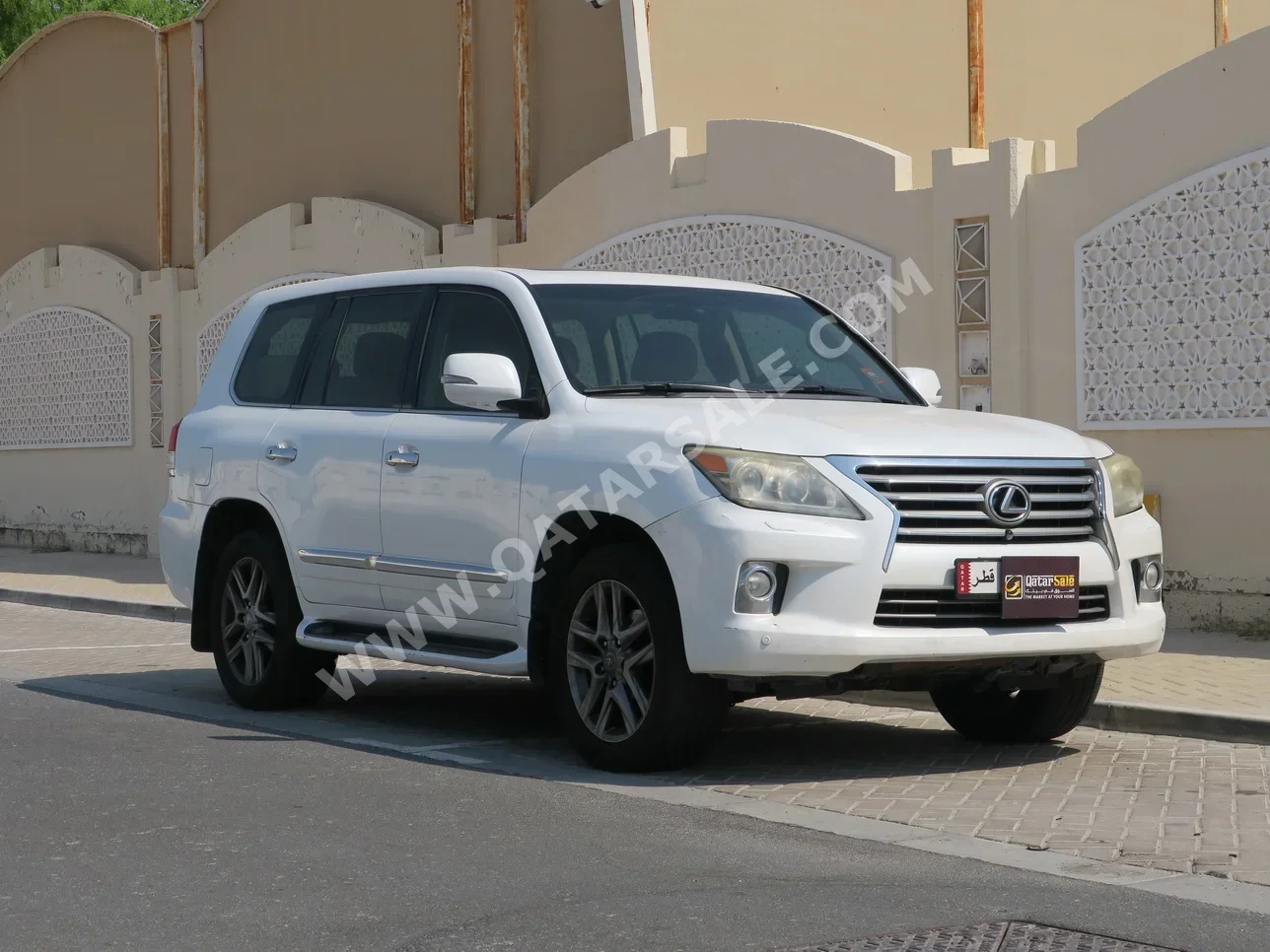 لكزس ال اكس 570 2013 اوتوماتيك 326,000 كم 8 سلندر دفع رباعي اس يو في أبيض