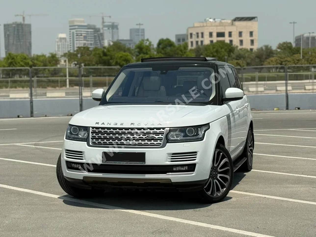 Land Rover Range Rover Vogue 2016 Automatic 129,000 Km 8 Cylinder Four Wheel Drive (4WD) SUV Beige