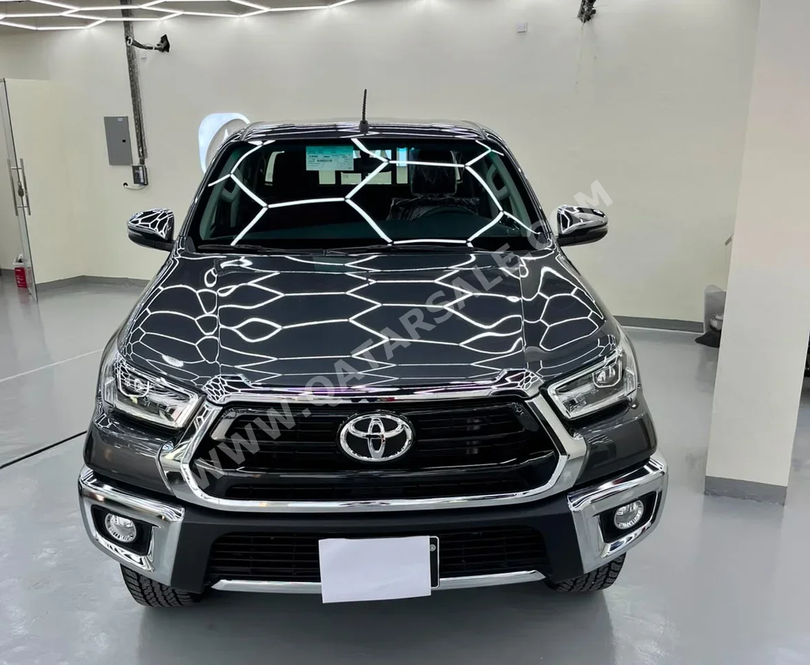 Toyota  Hilux  SR5  2025  Automatic  0 Km  4 Cylinder  Four Wheel Drive (4WD)  Pick Up  Gray  With Warranty