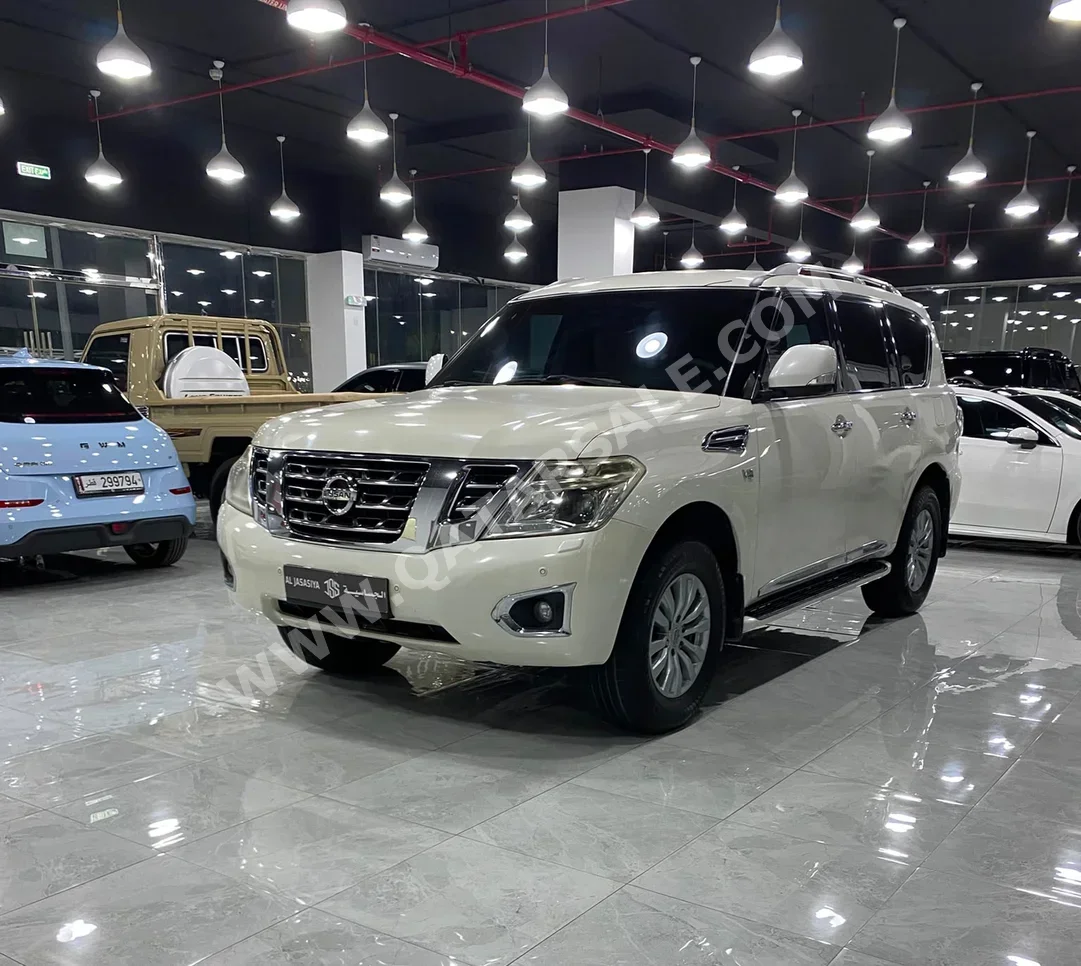 نيسان باترول ال اي 2014 اوتوماتيك 271,000 كم 8 سلندر دفع رباعي اس يو في أبيض