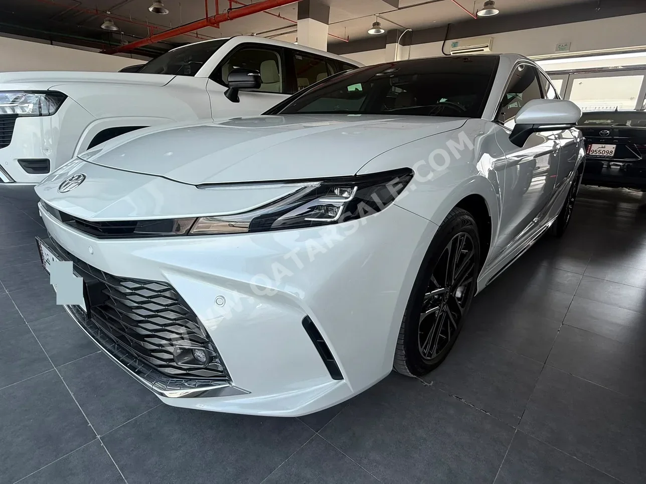 تويوتا كامري جي ال اي 2025 اوتوماتيك 5,000 كم 4 سلندر سحب امامي سيدان أبيض تحت الضمان