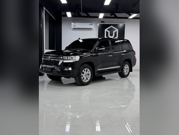 Toyota  Land Cruiser  GXR  2016  Automatic  324,000 Km  8 Cylinder  Four Wheel Drive (4WD)  SUV  Black