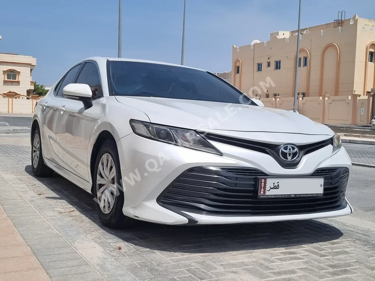 تويوتا كامري أل اي 2019 اوتوماتيك 115,000 كم 4 سلندر سحب امامي سيدان أبيض