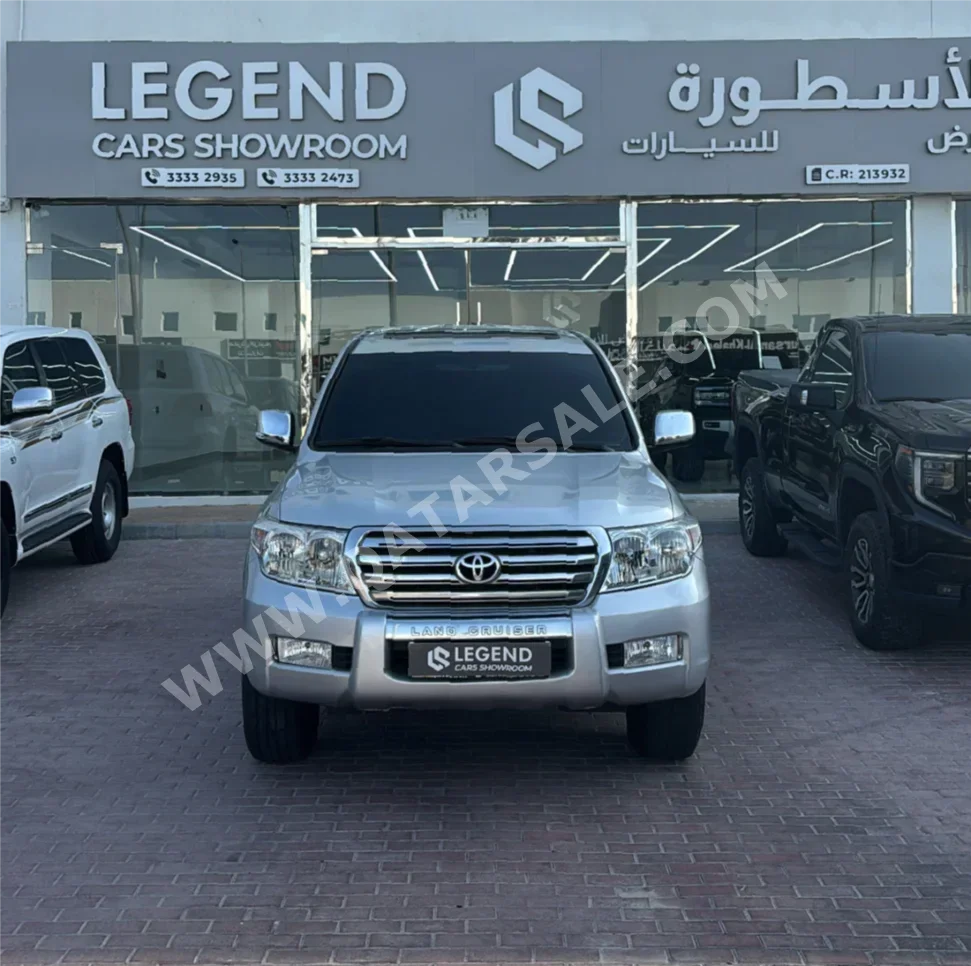 تويوتا لاند كروزر في اكس ار 2011 اوتوماتيك 263,000 كم 8 سلندر دفع رباعي اس يو في فضي