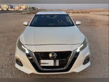 نيسان ألتيما 2.5 اس في 2019 اوتوماتيك 140,000 كم 4 سلندر سحب امامي سيدان أبيض