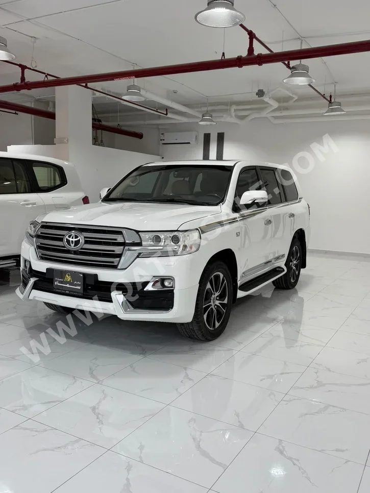 Toyota  Land Cruiser  VXR  2020  Automatic  285,000 Km  8 Cylinder  Four Wheel Drive (4WD)  SUV  White