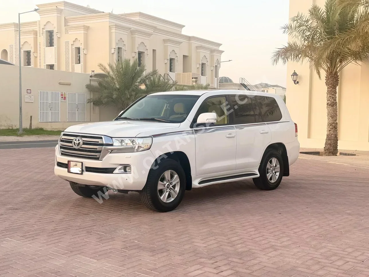 Toyota  Land Cruiser  GXR  2016  Automatic  270,000 Km  6 Cylinder  Four Wheel Drive (4WD)  SUV  White