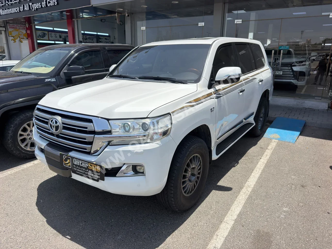 Toyota Land Cruiser VXR 2016 Automatic 380,000 Km 8 Cylinder Four Wheel Drive (4WD) SUV White