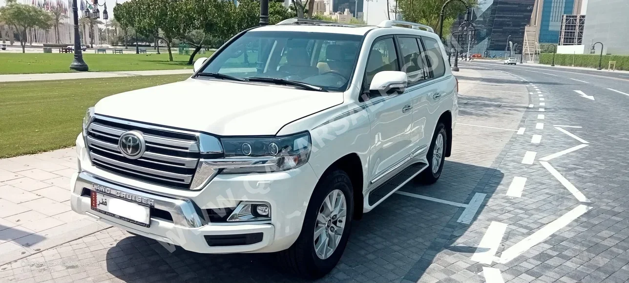 Toyota  Land Cruiser  GXR  2017  Automatic  287,000 Km  8 Cylinder  Four Wheel Drive (4WD)  SUV  White