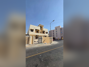 مباني ,ابراج ومجمعات - سكن عائلي - الدوحة - المطار القديم للبيع