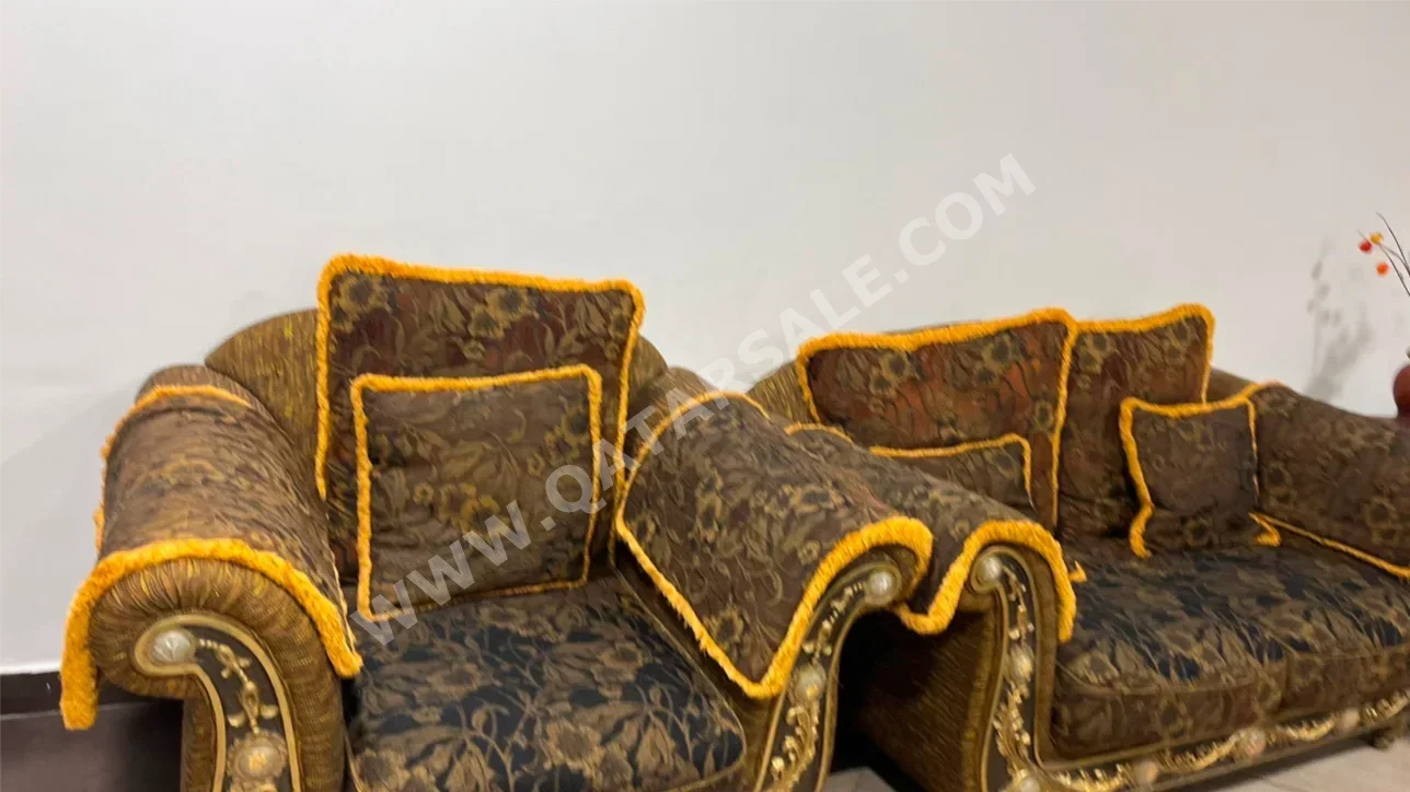 الأرائك والكنب والكراسي طقم كنب - قماش - بني