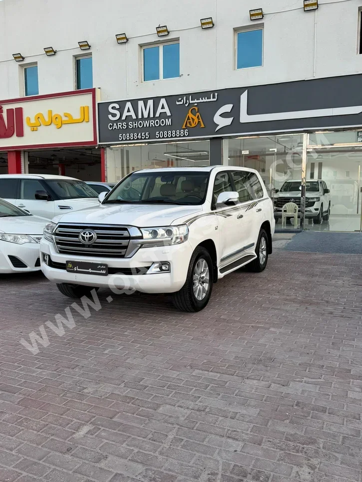 Toyota Land Cruiser VXR 2017 Automatic 360,000 Km 8 Cylinder Four Wheel Drive (4WD) SUV White