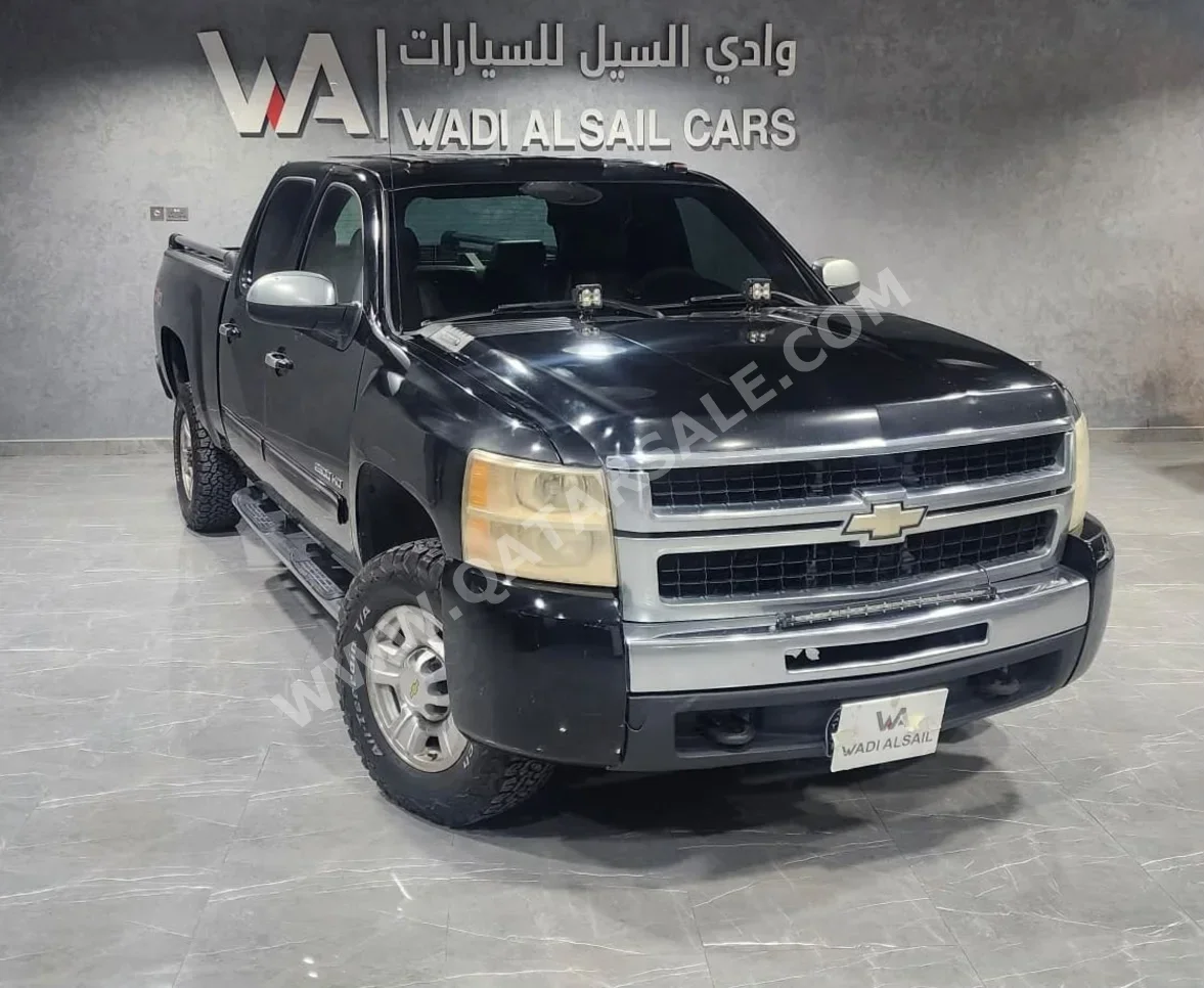 شفروليه سلفرادو 2500 اتش دي 2010 اوتوماتيك 210,000 كم 8 سلندر دفع رباعي بيكب أسود