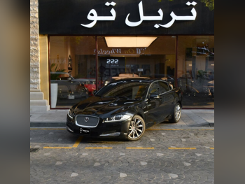 جاكوار اكس اف 2015 اوتوماتيك 58,000 كم 4 سلندر دفع خلفي سيدان أسود