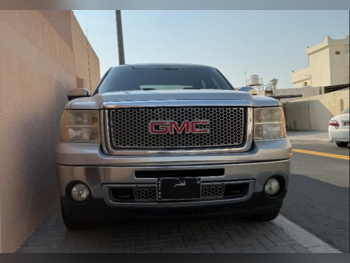 GMC Pickup 2013 Automatic 400,000 Km 8 Cylinder Four Wheel Drive (4WD) Pick Up Silver